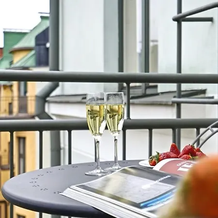 Balcony W Rooftop Views Tram 200m Lift Lägenhet *